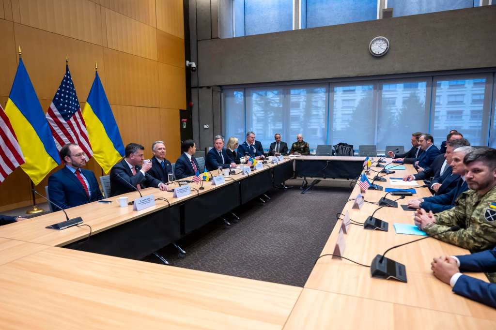 GENEVA (Switzerland), 23/11/2025.- US (L) and Ukrainian delegations at the beginning of their talks at the US Mission in Geneva, Switzerland, 23 November 2025. US and Ukraine officials are expected to meet in Geneva on 23 November to discuss the US president's peace plan aimed at ending the war with Russia. (Rusia, Suiza, Ucrania, Ginebra) EFE/EPA/MARTIAL TREZZINI