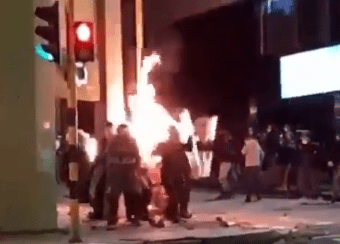 Los cinco uniformados presentaron quemaduras en su cuerpo luego de ser atacados por un manifestante.