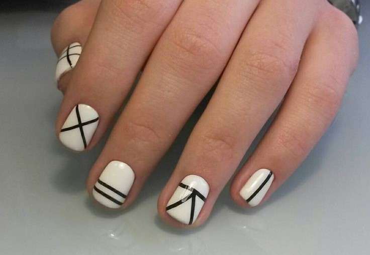 Las uñas a rayas son otra opción minimalista que puede tener un gran impacto.