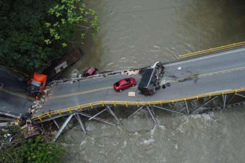 Lo que el puente se llevó: los golpes económicos por el desplome en río La Vieja