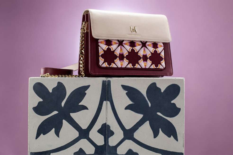 Mario Hernández presenta azulejo, el mágico poder del mestizaje. Colección de bolsos y carteras