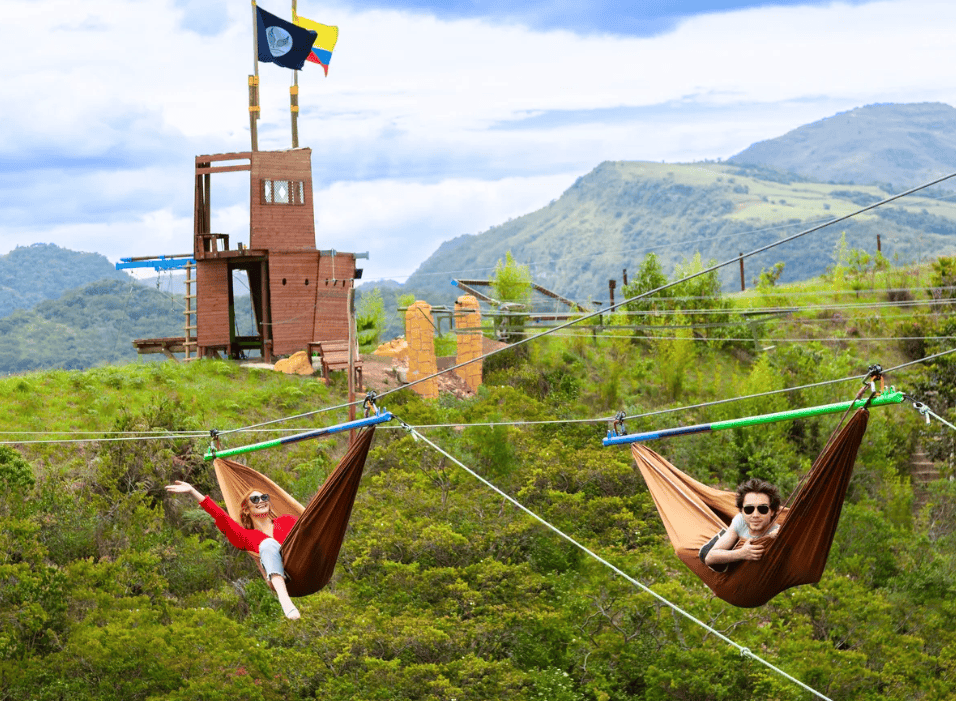 En el corazón de Santa Sofía, Boyacá, se encuentra el Paso del Ángel, un extraordinario parque de aventura que debe su nombre a un desafiante sendero de apenas 35 centímetros de ancho ubicado en la cresta de una montaña.