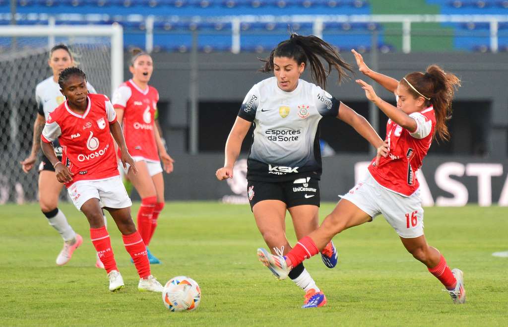 Corinthians' midfielder #27 Duda Sampaio (C) and Independiente Santa Fe's midfielder #16 Karen Hernandez fight for the ball during the 2024 Women Copa Libertadores final match between Brazil's Corinthians and Colombia's Independiente Santa Fe at Defensores del Chaco stadium in Asuncion on October 19, 2024. (Photo by Daniel Duarte / AFP)