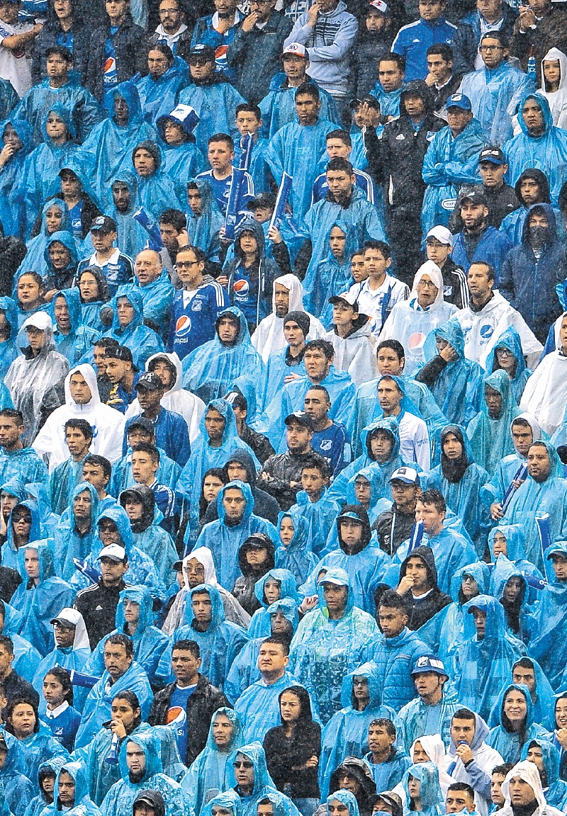 Hinchas de Millonarios y América desafiaron el clima con tal de ver el clásico de la sexta jornada. / Mauricio Alvarado - El Espectador