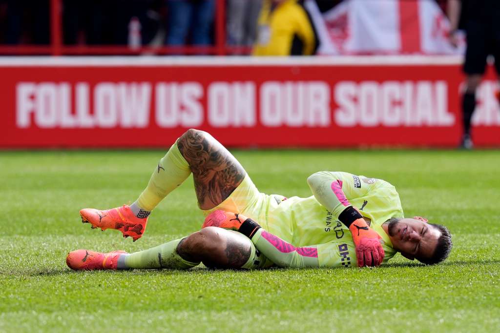 Nottingham (United Kingdom), 28/04/2024.- Ederson of Manchester City goes down injured during the English Premier League soccer match between Nottingham Forest and Manchester City, in Nottingham, Britain, 28 April 2024. (Reino Unido) EFE/EPA/TIM KEETON EDITORIAL USE ONLY. No use with unauthorized audio, video, data, fixture lists, club/league logos, 'live' services or NFTs. Online in-match use limited to 120 images, no video emulation. No use in betting, games or single club/league/player publications.