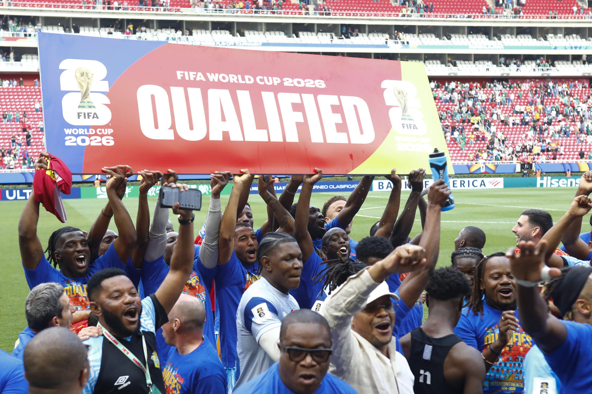 FOTODELDÍA AMDEP2767. GUADALAJARA (MÉXICO), 31/03/2026.- Jugadores de la selección de la República Democrática del Congo celebran este martes, al finalizar un partido de repechaje para la Copa Mundial 2026 entre República Democrática del Congo y Jamaica en el Estadio Akron en Guadalajara (México). La República Democrática del Congo obtuvo el penúltimo cupo libre al Mundial al vencer en tiempo extra por 1-0 a Jamaica en la final de la repesca intercontinental jugada en el estadio Akron de la ciudad mexicana de Zapopan. EFE/ Francisco Guasco