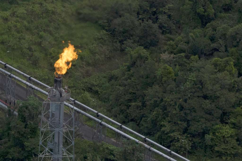 ACOMPAÑA CRÓNICA: BRASIL PETRÓLEO. AME634. COARI (BRASIL), 26/04/2024.- Fotografía aérea del distrito petrolero de Urucú, el 23 de abril de 2024 en el municipio de Coari, estado de Amazonas (Brasil). Urucú, el enorme campo petrolero incrustado en una de las regiones más preservadas de la Amazonía y que abastece con gas de cocina a la mitad del territorio brasileño, es uno de los orgullos de Petrobras, que asegura que es posible la explotación de hidrocarburos en la mayor selva tropical del mundo de forma sostenible. EFE/ Isaac Fontana