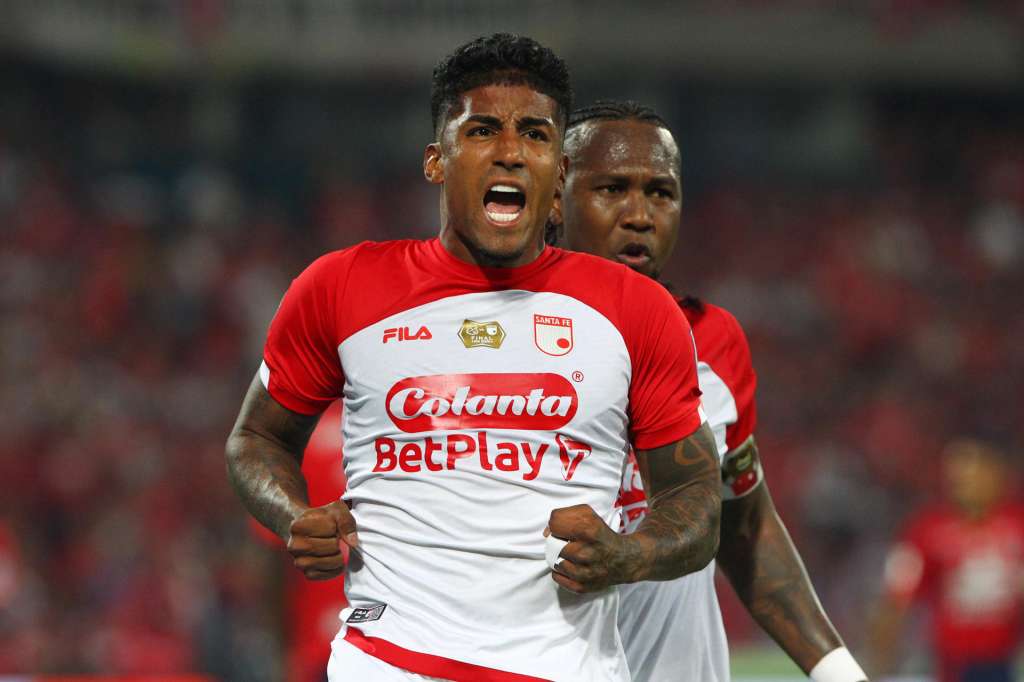 AME9778. MEDELLÍN (COLOMBIA), 29/06/2025.- Harold Santiago Mosquera de Santa Fe celebra tras anotar un gol este domingo, durante el partido de vuelta de la final del la liga colombiana entre Deportivo Independiente Medellín e Independiente Santa Fe en el estadio Atanasio Girardot en Medellín (Colombia). EFE/ STR