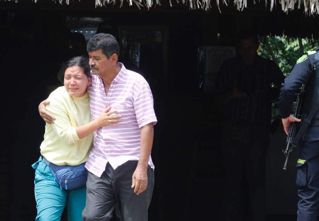 AME983. EL ZULIA (COLOMBIA), 04/07/2023.- Familiares lloran tras el asesinato de un policía, hoy, en el municipio de El Zulia, en el departamento de Norte Santander (Colombia). El Ejército de Liberación Nacional (ELN) mató este martes a tres policías en el Catatumbo, en el noreste de Colombia, el mismo día que el Comando Central de la guerrilla ordenó a todas sus filas un cese al fuego desde el jueves. Uno de los uniformados, Samir José Vega, falleció en el municipio de Tibú, en el departamento de Norte de Santander (fronterizo con Venezuela), tras recibir un disparo de un francotirador mientras hacía guardia en el sector La Petrolea. Además este martes otros dos policías perdieron la vida en el municipio de El Zulia, que limita con Cúcuta, región fronteriza con Venezuela. EFE/ Mario Caicedo