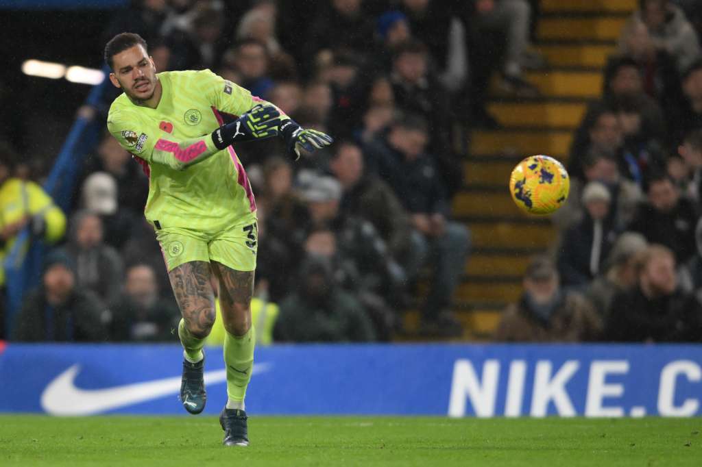 London (United Kingdom), 12/11/2023.- Manchester City's goalkeeper Ederson during the English Premier League soccer match between Chelsea FC and Manchester City, in London, Britain, 12 November 2023. (Reino Unido, Londres) EFE/EPA/DANIEL HAMBURY No use with unauthorized audio, video, data, fixture lists, club/league logos, 'live' services' or as NFTs. Online in-match use limited to 120 images, no video emulation. No use in betting, games or single club/league/player publications.