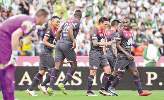 Mientras el arquero Franco Armani y los aficionados se lamentan, los jugadores de Santa Fe celebran el gol de Yerry Mina. / Luis Benavides