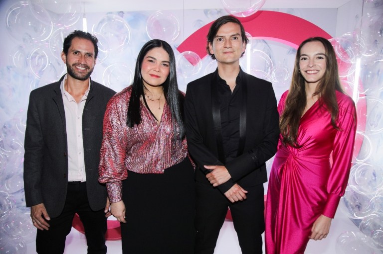 Ricado Pulido, Shadia Camona, Felipe Cardoso y Vanessa Llinas. ¿Por qué es tan exitoso? Porque Sensibio H2O ofrece el equilibrio perfecto entre limpieza efectiva, cuidado de la piel y tolerancia. Sensibio H2O elimina todo tipo de impurezas (maquillaje, polución, polen) en diferentes capas de la piel (eliminación de metales pesados).