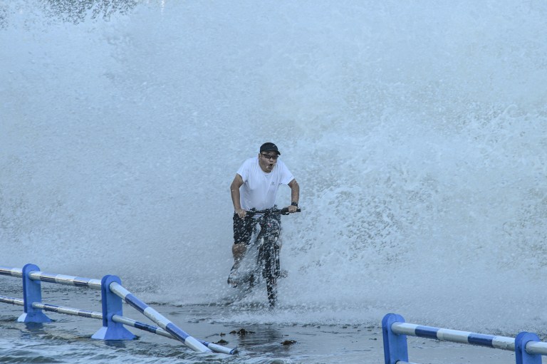 Acompañada de ráfagas de viento de hasta casi 137 km/h, esta tormenta tropical llegó a la región del puerto de carga de Ningbo, uno de los más grandes del mundo junto al de Shanghái, anunciaron los servicios meteorológicos chinos.