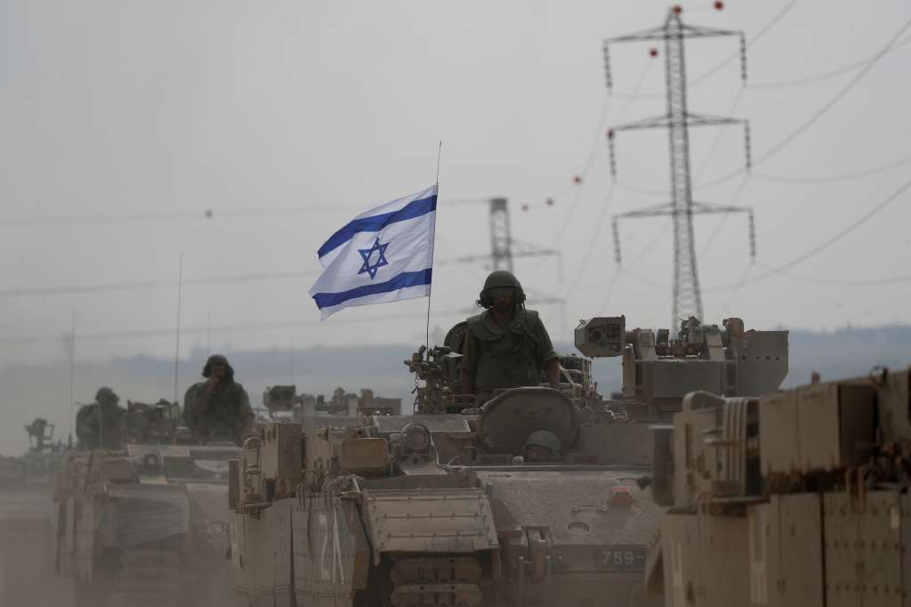-FOTODELDÍA- ISRAEL, 14/10/2023.- Soldados israelís montan en tanques junto a la frontera con Gaza, este sábado. Al vencer hoy a las 16.00 hora local (13.00 GMT) el nuevo ultimátum dado por Israel a los habitantes de Gaza ciudad para abandonar sus casas y dirigirse al sur de la Franja, continúa la caótica evacuación, en coche y a pie, de una población de un millón de habitantes, sin que en ningún momento hayan cesado los bombardeos. EFE/ Atef Safadi