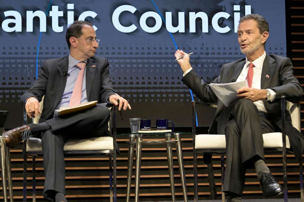 USA2262. WASHINGTON (DC, EEUU), 14/07/2026.- El ministro de Relaciones Exteriores entrante de Colombia, Omar Bula (d), habla junto al vicepresidente electo de Colombia, José Manuel Restrepo, durante un evento este martes, en el Atlantic Council de Washington (EE.UU.). EFE/ Lenin Nolly