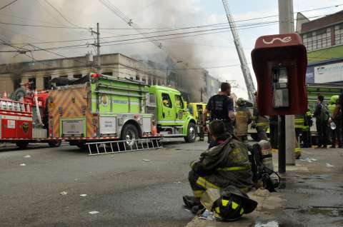 Incendio en Medellín afectó cuatro locales comerciales