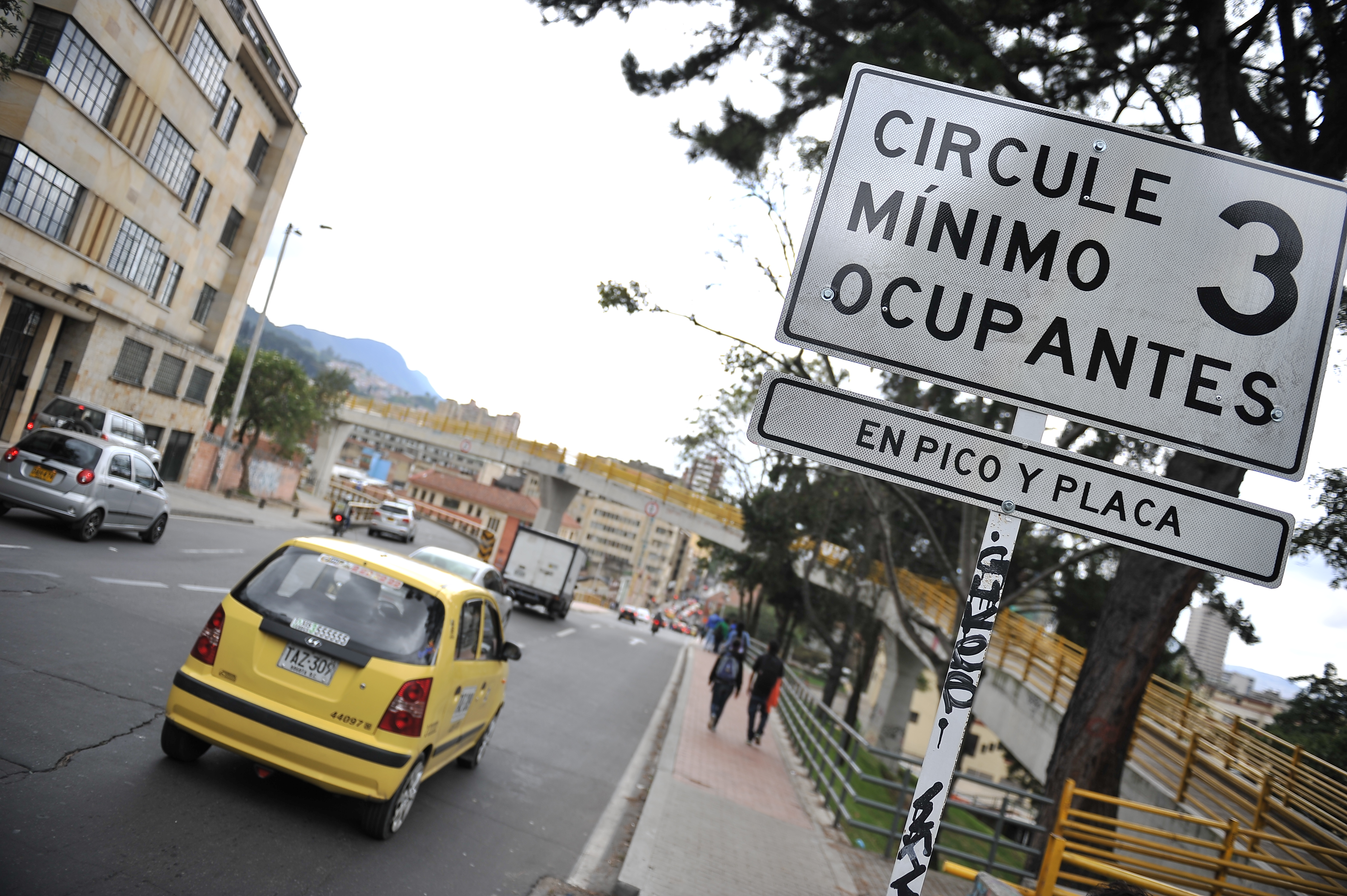 Avisos que hacen referencia a el cambio de restricción vehicular en el centro de la capital