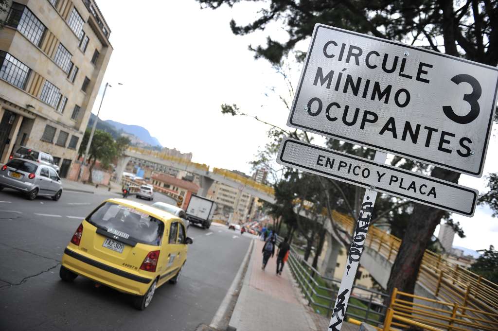 Avisos que hacen referencia a el cambio de restricción vehicular en el centro de la capital