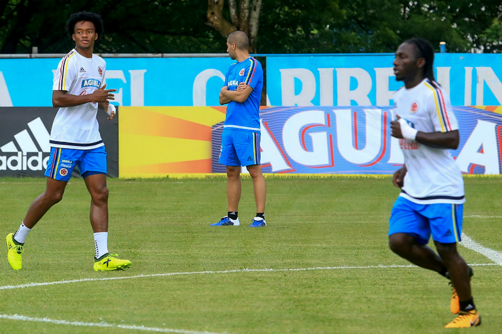 Juan Guillermo Cuadrado (i), este lunes, durante el entrenamiento de la selección colombiana en Barranquilla. / AFP