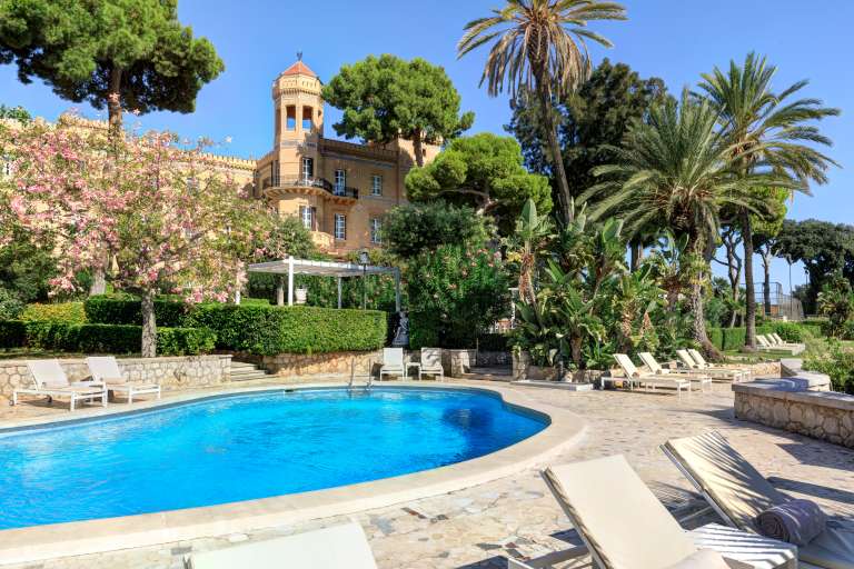 Rodeada de jardines cuidados y flanqueada por pilares sicilianos, la piscina ofrece a los huéspedes la oportunidad de disfrutar de un verano verdaderamente mediterráneo.