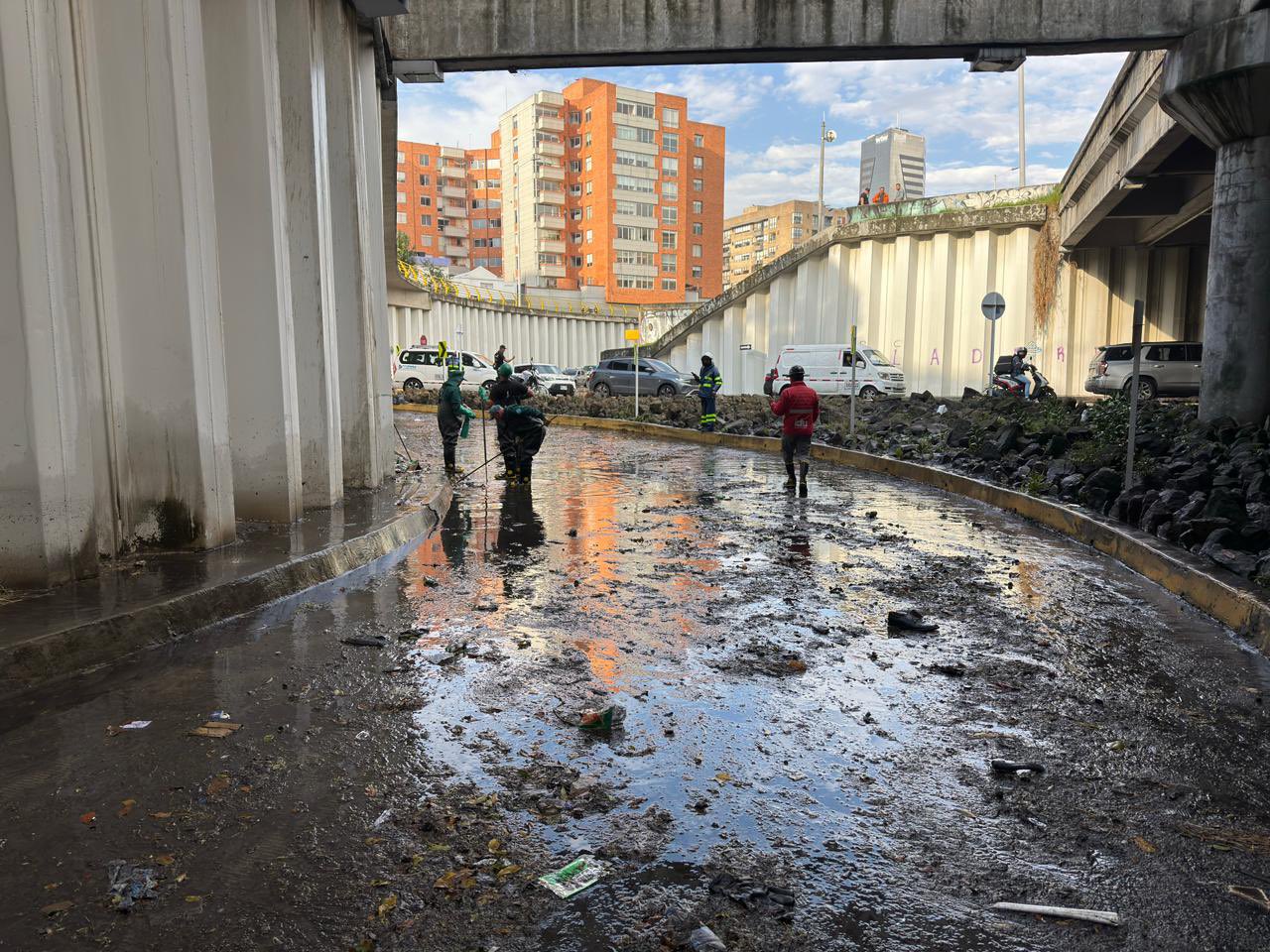 Durante casi una hora, la estructura vehicular se inundó luego de que las lluvias superaran la capacidad de las motobombas.