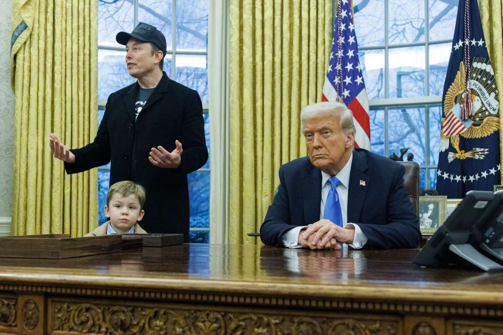 Washington (United States of America), 11/02/2025.- US entrepreneur and U.S. special government employee Elon Musk (L), with his son X, and US President Donald J. Trump (R) talk to media in the Oval Office of the White House in Washington, DC, USA, 11 February 2025. EFE/EPA/Aaron Schwartz / POOL