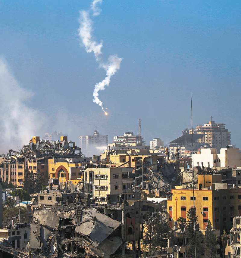 Humo de los combates entre Israel y Hamás, en el norte de Gaza. / EFE
