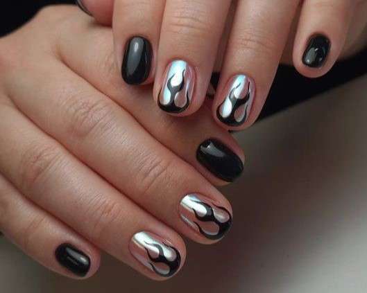 El contraste entre el esmalte metálico y el color base puede crear un efecto sorprendente y sofisticado.