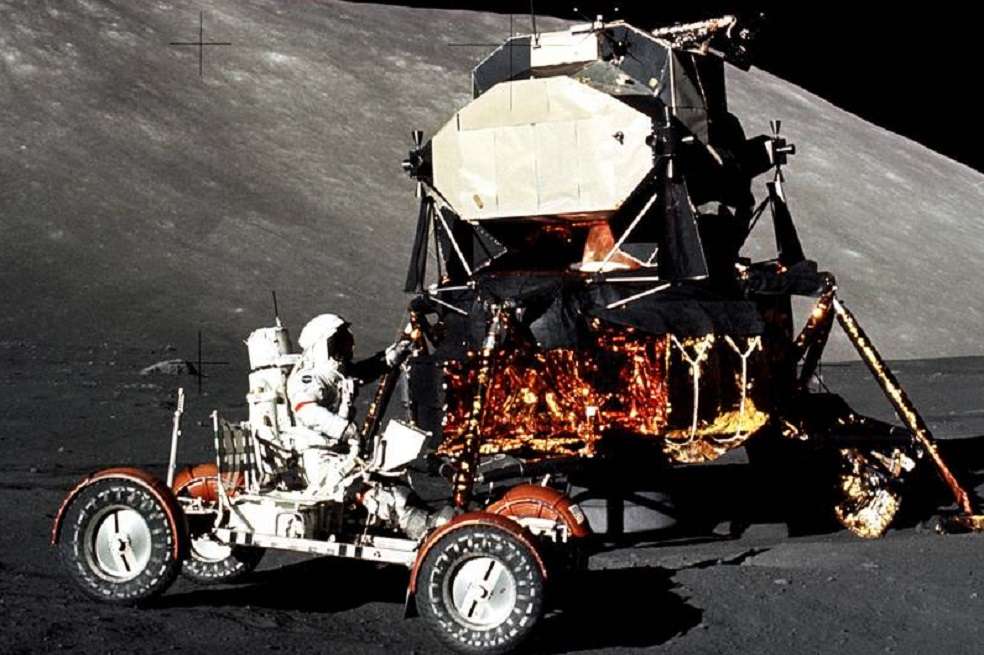 Eugene Cernan, comandante de la misión Apolo 17, conduce el vehículo itinerante lunar en 1972. Fue la última vez que EE.UU. envió una misión tripulada fuera de la órbita terrestre. / NASA/Harrison Schmitt