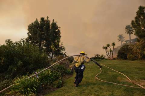 Al menos trece desaparecidos en los incendios de Los Ángeles, que dejan once muertos