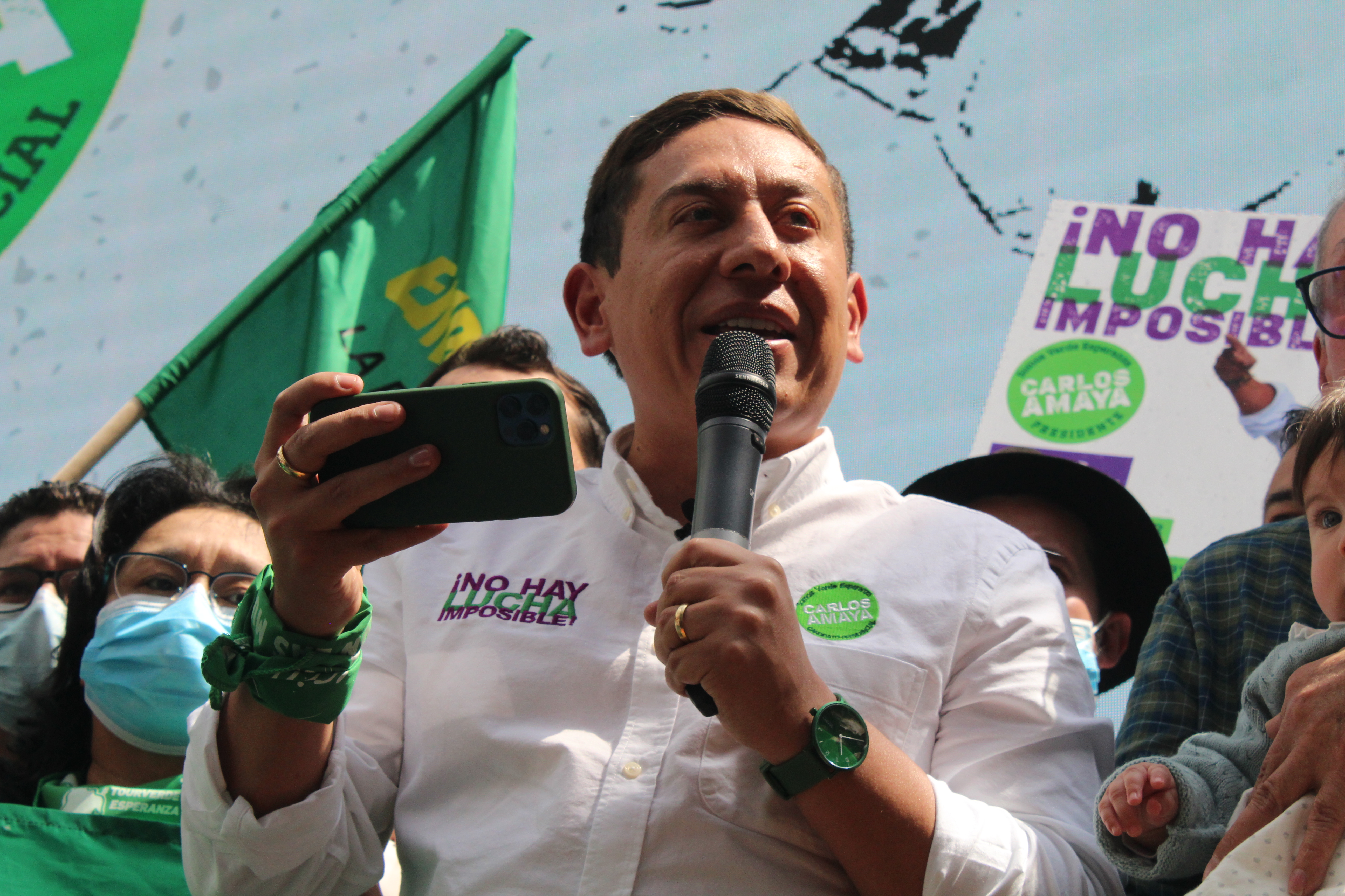 Exgobernador y candidato a la presidencia por la coalición Centro Esperanza durante su inscripción de candidatura en la registraduría.