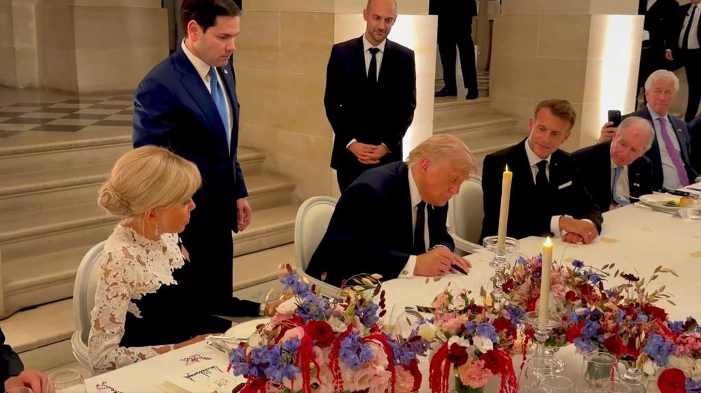 AME2018. PARÍS (FRANCIA), 17/06/2026.- Captura de un video difundido en la cuenta en X @Scavino47 del asesor presidencial Dan Scavino del presidente de Estados Unidos, Donald Trump, firmando el acuerdo con Irán junto a su homólogo de Francia Emmanuel Macron este miércoles, en el Palacio de Versalles (Francia). EFE/ @Scavino47 /SOLO USO EDITORIAL/ SOLO DISPONIBLE PARA ILUSTRAR LA NOTICIA QUE ACOMPAÑA (CRÉDITO OBLIGATORIO)
