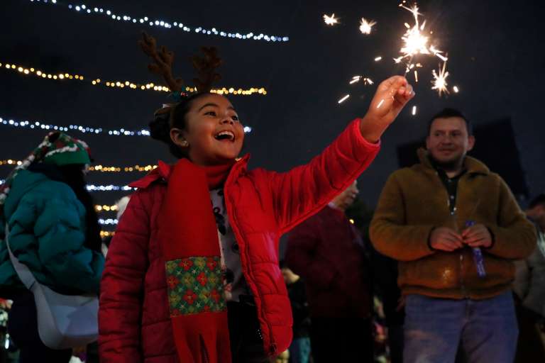 AME2767. BOGOTÁ (COLOMBIA), 07/12/2023.- Una niña juega con una bengala durante la tradicional noche de las velitas hoy, en Bogotá (Colombia). Los colombianos celebraron este jueves la tradicional noche de las velitas que marca el inicio de las conmemoraciones navideñas. EFE/Carlos Ortega