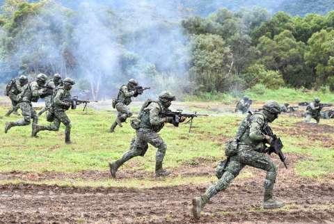 Taiwán amplía el servicio militar obligatorio ante la amenaza china