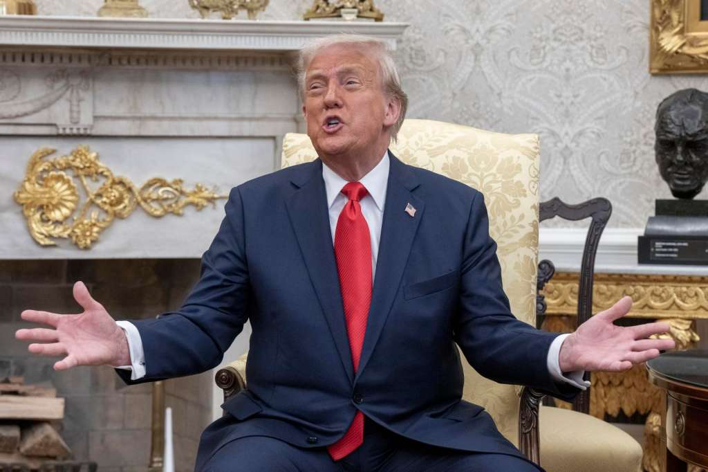 WASHINGTON (United States), 14/04/2025.- US President Donald Trump meets with El Salvador president in the Oval Office at the White House in Washington, DC, USA, 14 April 2025. President Bukele meets with President Trump as controversy continues over the Trump administration's transfer of more than 200 Venezuelan immigrants accused of gang activity and violent crimes to a prison in El Salvador. EFE/EPA/KEN CEDENO / POOL