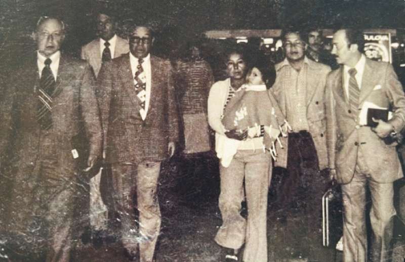 Camilo González y Petra García en el aeropuerto El Dorado junto a su hijo Benjamín. / Archivo particular