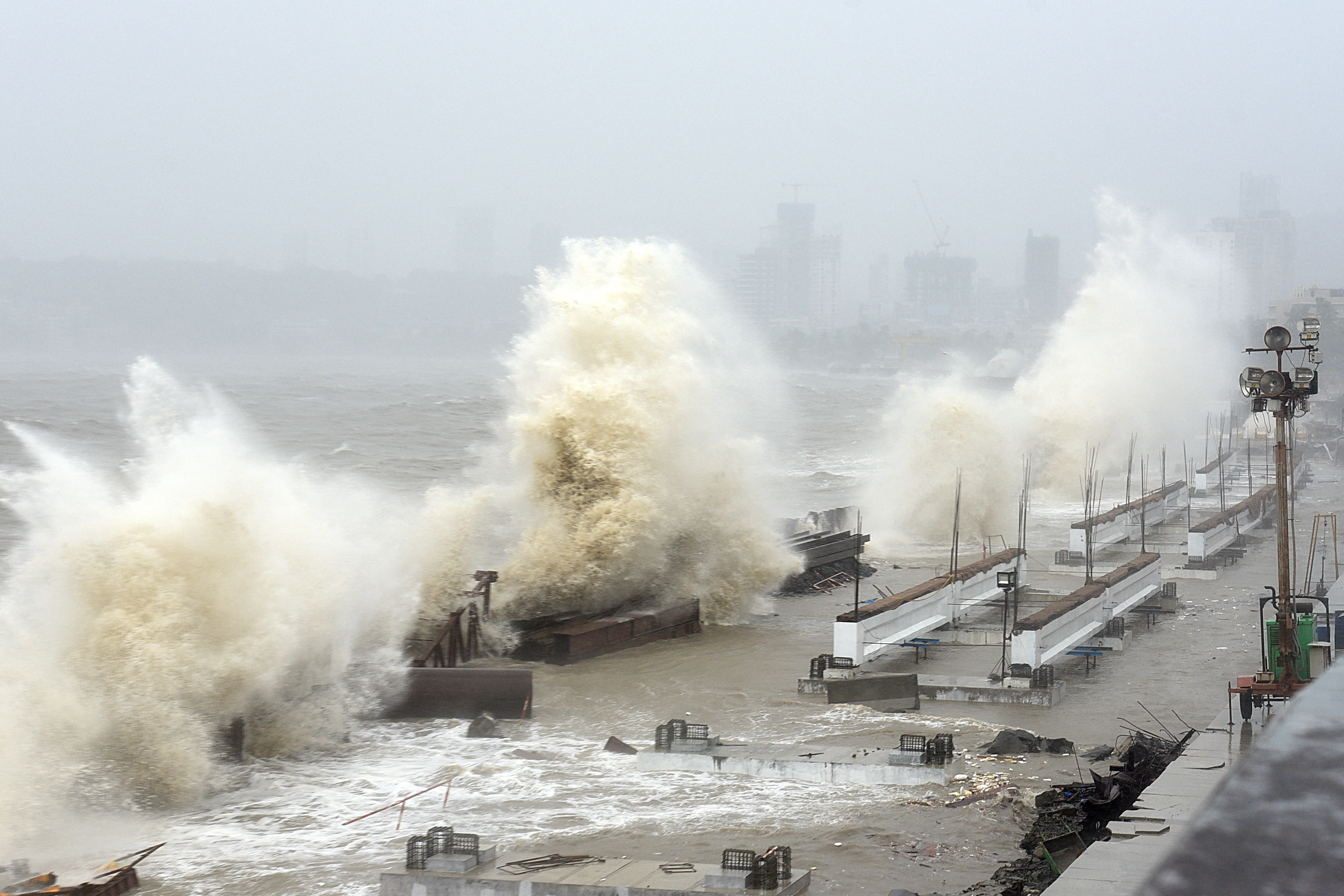 Las olas azotan la costa en Mumbai el 17 de mayo, cuando el ciclón Tauktae, que genera vientos feroces y amenaza con una tormenta destructiva, azota India.