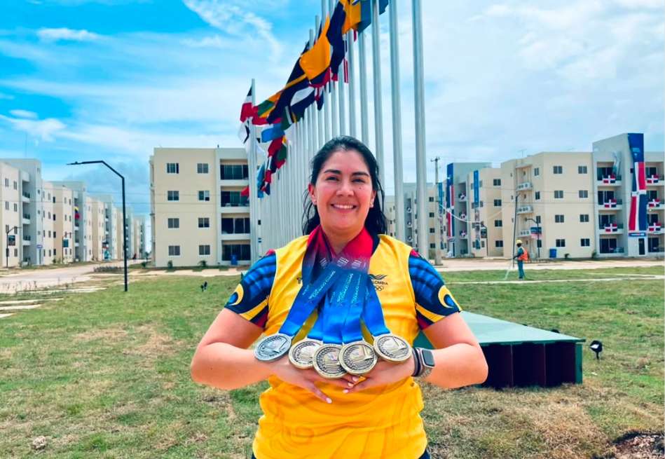 María José Rodríguez con sus cinco medallas de los Juegos Centroamericanos y del Caribe 2026.