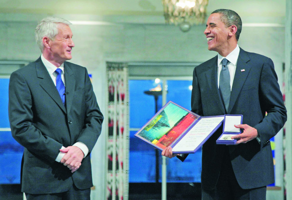 El 10 de diciembre de 2009, el presidente Barack Obama (der.) recibió el Premio Nobel de Paz en Oslo, Noruega. / Reuters