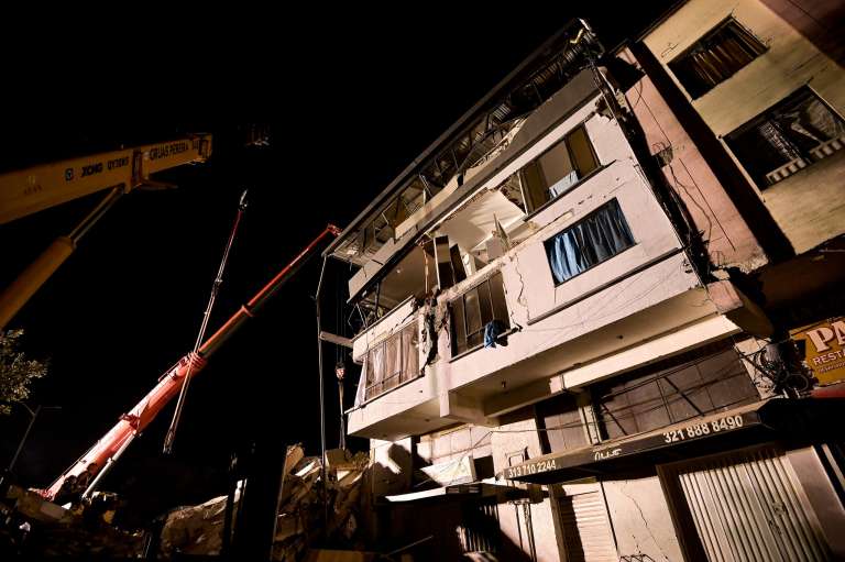 En el parque La Libertad de Pereira, en la Carrera 8 con Calle 13 colapsó un edificio residencial de cuatro pisos, una droguería y una panadería.