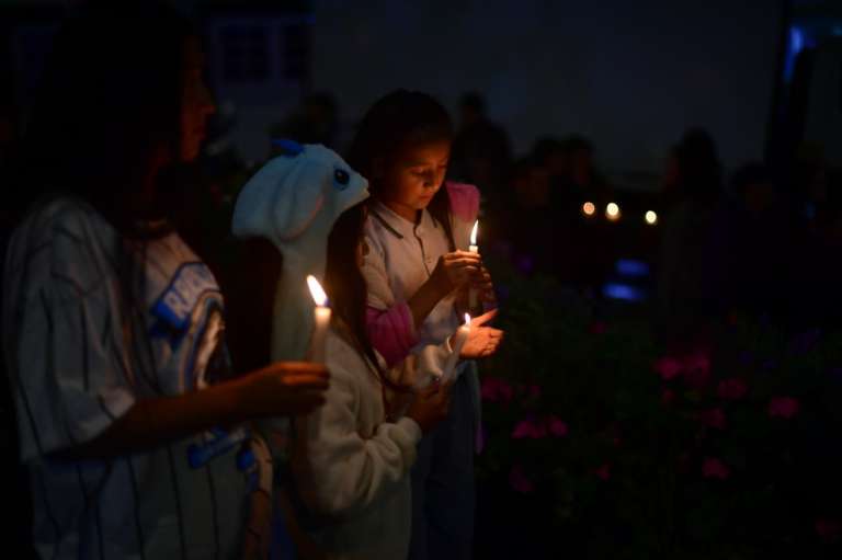 Velatón en el barrio La Sierra, San Cristóbal, por la salud de los niños que se debaten entre la vida y la muerte tras un grave accidente.
