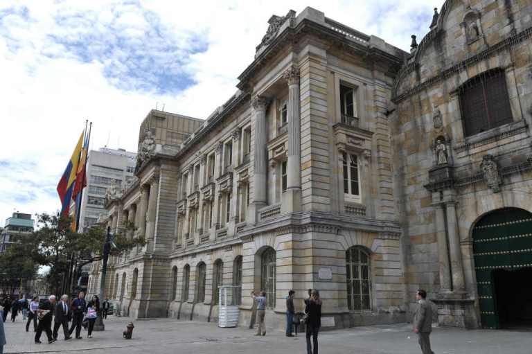 Maniobras para conseguir contratos
