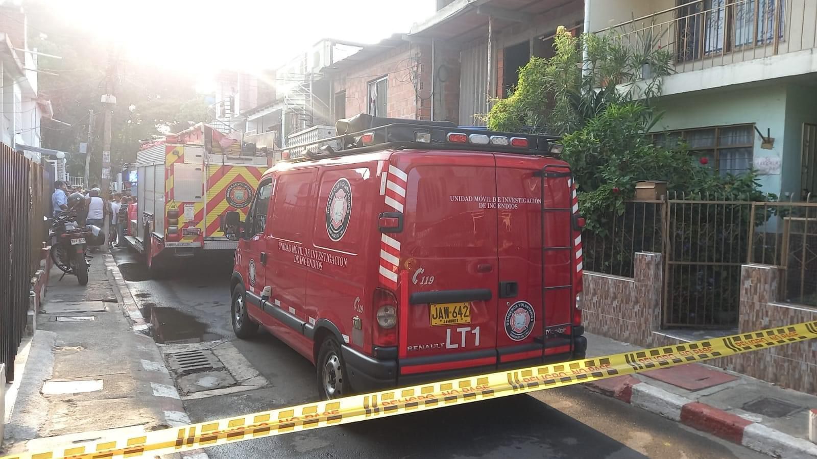 El incendio en una vivienda del barrio El Guayabal en Cali dejó 4 muertos, una menor de edad y un perro rescatados con dificultad respiratoria.