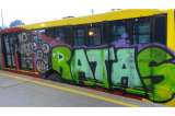Por alza de tarifas, pintan con grafitis un articulado de Transmilenio
