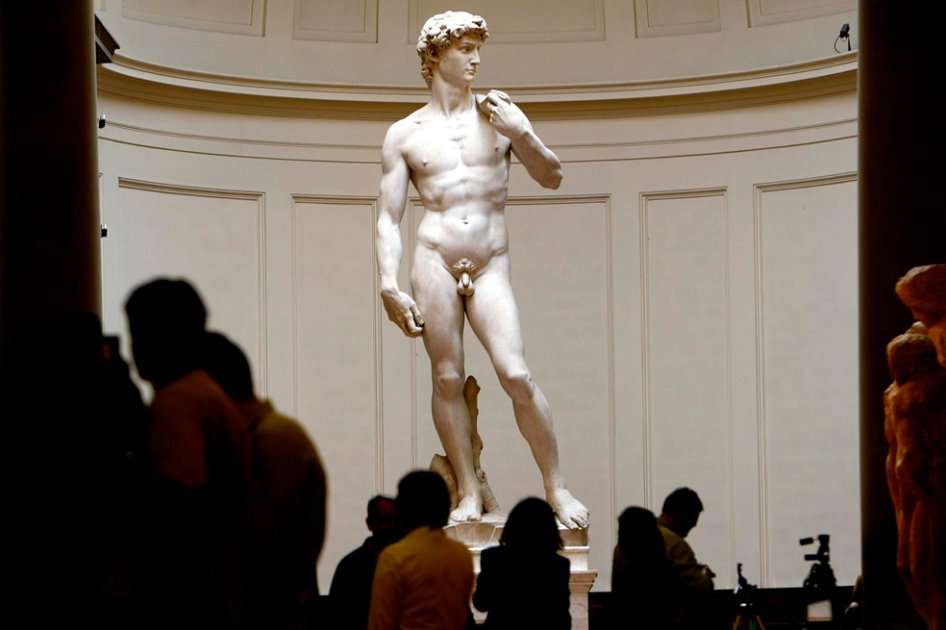 La escultura fue expuesta al aire libre frente al Palazzo Vecchio en un pedestal levemente inclinado, recordaron los investigadores.