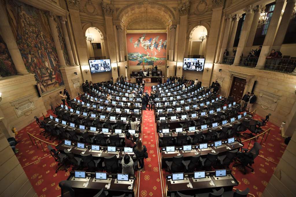 Congreso vacío donde se encuentran algunas imágenes en homenaje a Miguel Uribe Turbay quien fue víctima de un atentado