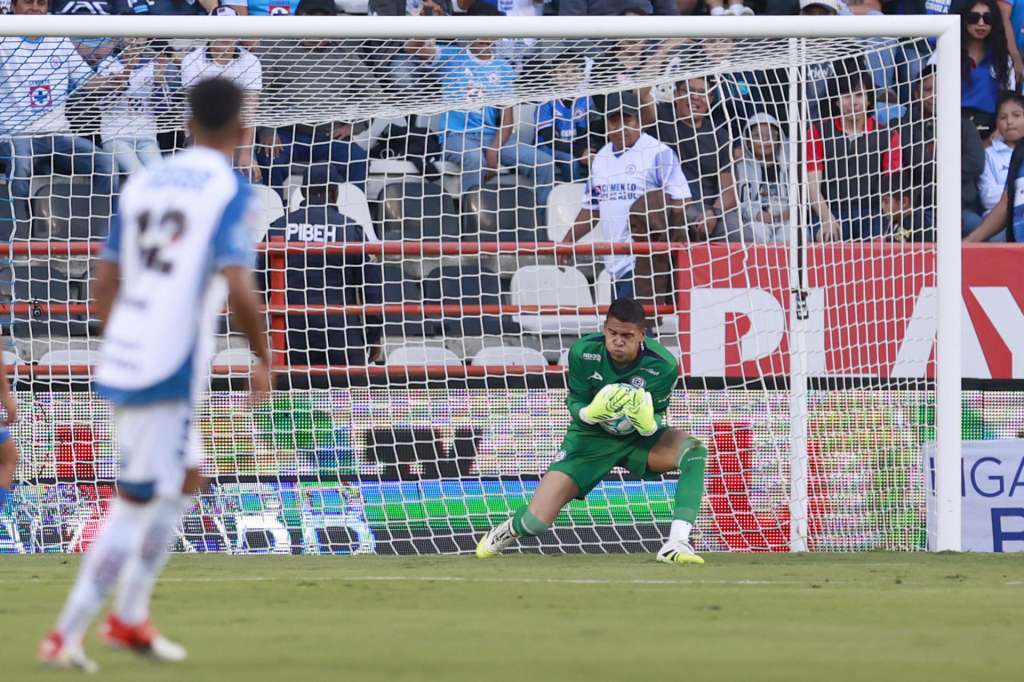 AME9386. PACHUCA (MÉXICO), 13/09/2025.- Kevin Mier (d) de Cruz Azul atrapa un balón este sábado, durante un partido de la jornada 8 del torneo Apertura 2025 de la Liga MX entre Pachuca y Cruz Azul en el estadio Hidalgo en Pachuca (México). EFE/ David Martínez Pelcastre