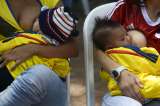100 madres amamantaron en público en Medellín buscando récord mundial