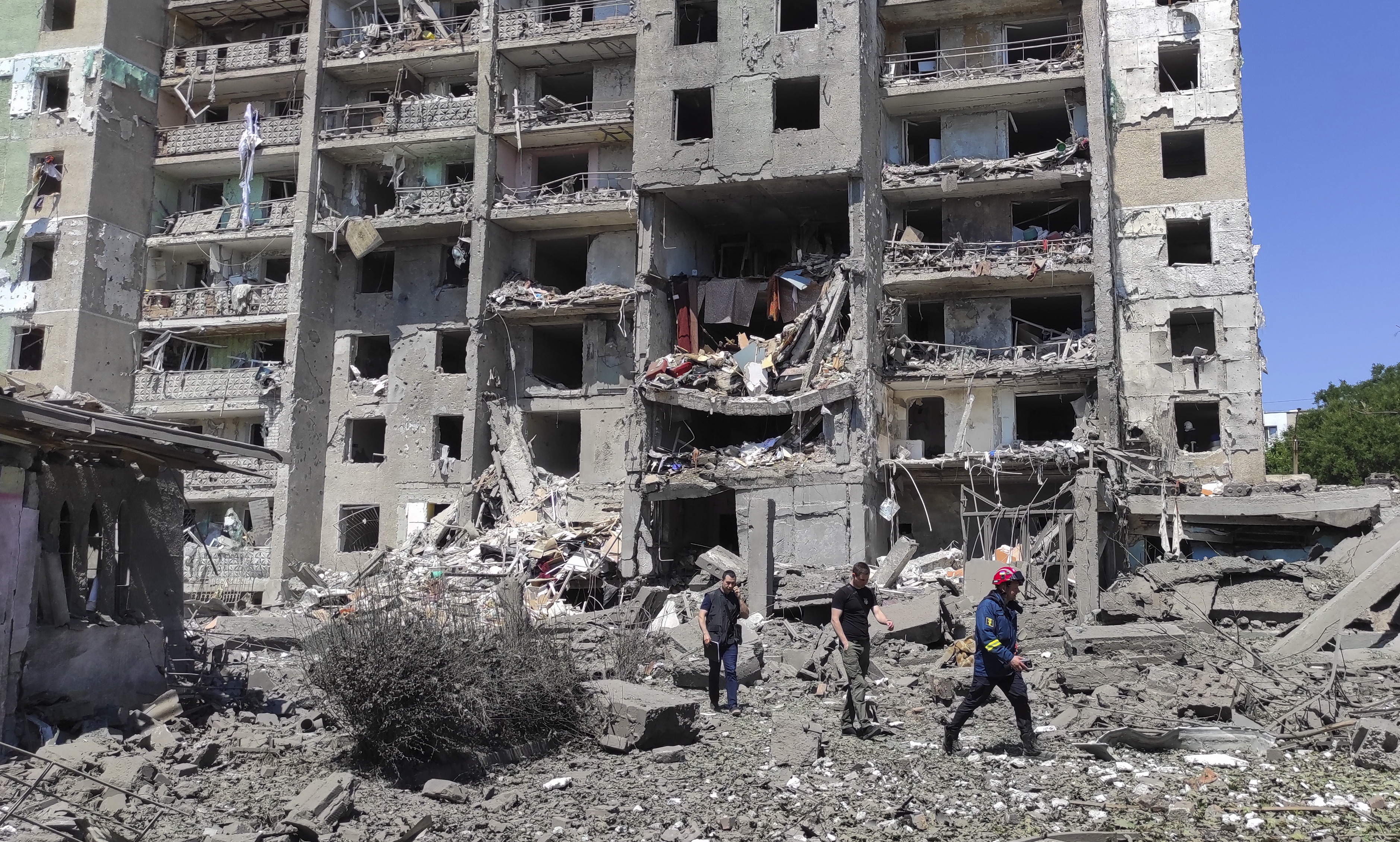 Odesa (Ukraine), 01/07/2022.- Rescue workers at the scene of a damaged residential building after shelling hit the small town of Serhiivka near Odesa, southern Ukraine, 01 July 2022. At least 19 people were killed and 38 others injured, including six children, after overnight shelling hit a nine-story building and two holiday hotels in Serhiivka, Bilhorod-Dnistrovskyi district, Odesa region, the state emergency service said in a statement on 01 July. (Rusia, Ucrania) EFE/EPA/STRINGER