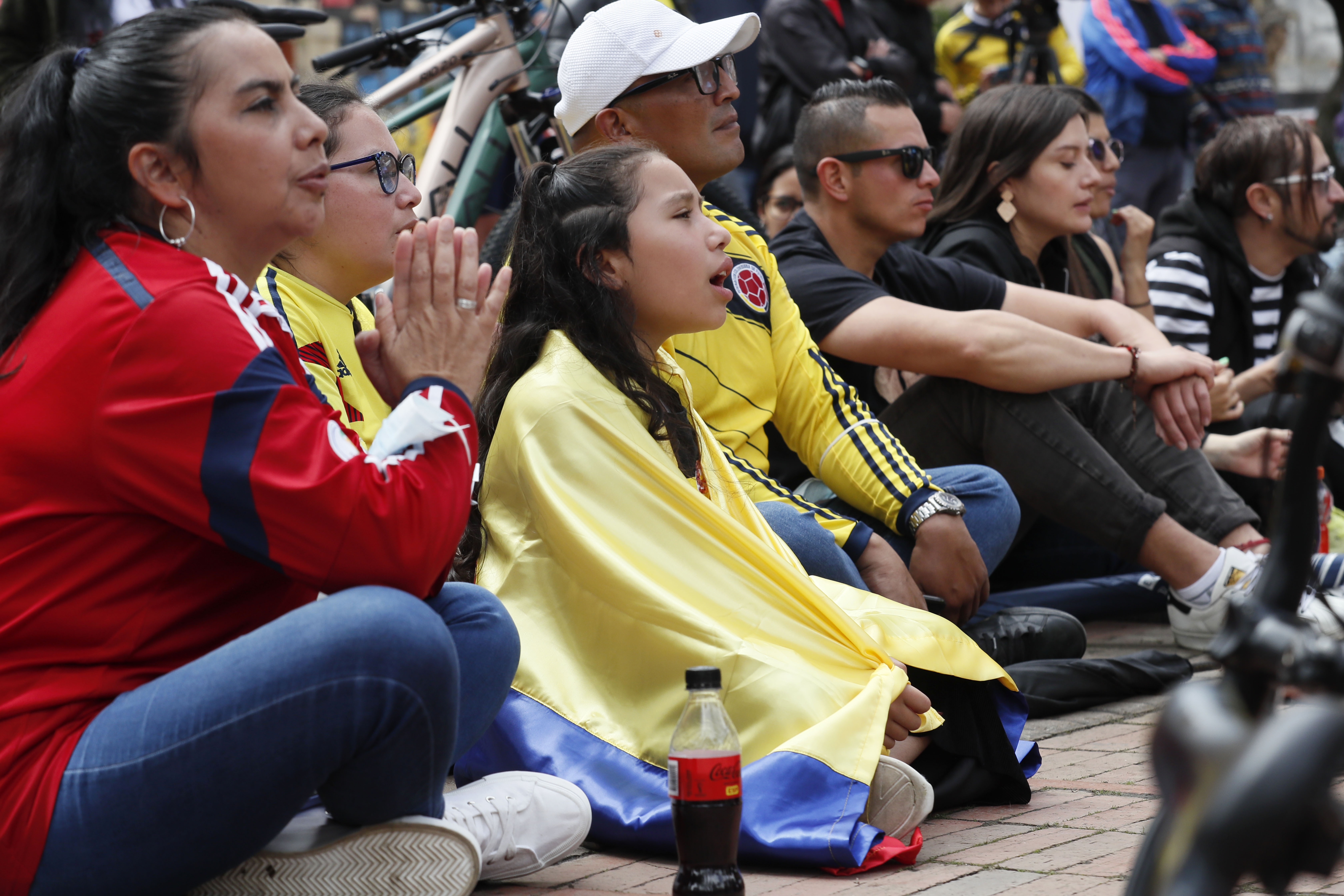 BOG400. BOGOTÁ (COLOMBIA), 30/10/2022.- Seguidores de la Selección Colombia de fútbol femenino sub-17 se reúnen hoy para ver el juego final en Bogotá (Colombia). Aficionados asistieron este domingo a siete parques de Bogotá donde se instalaron pantallas gigantes para ver la final del Mundial sub-17 disputada entre Colombia y España. EFE/Carlos Ortega